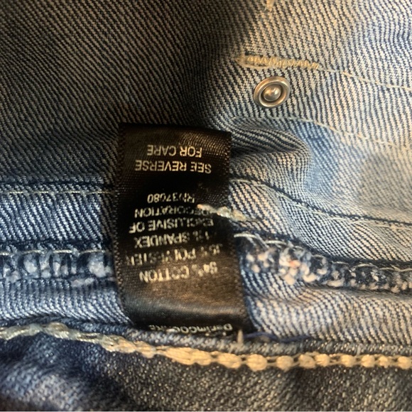 Cato Capri Knee Length Stonewashed Blue Jeans 
18W
Embellished Pocket
Length 31” - Picture 16 of 16